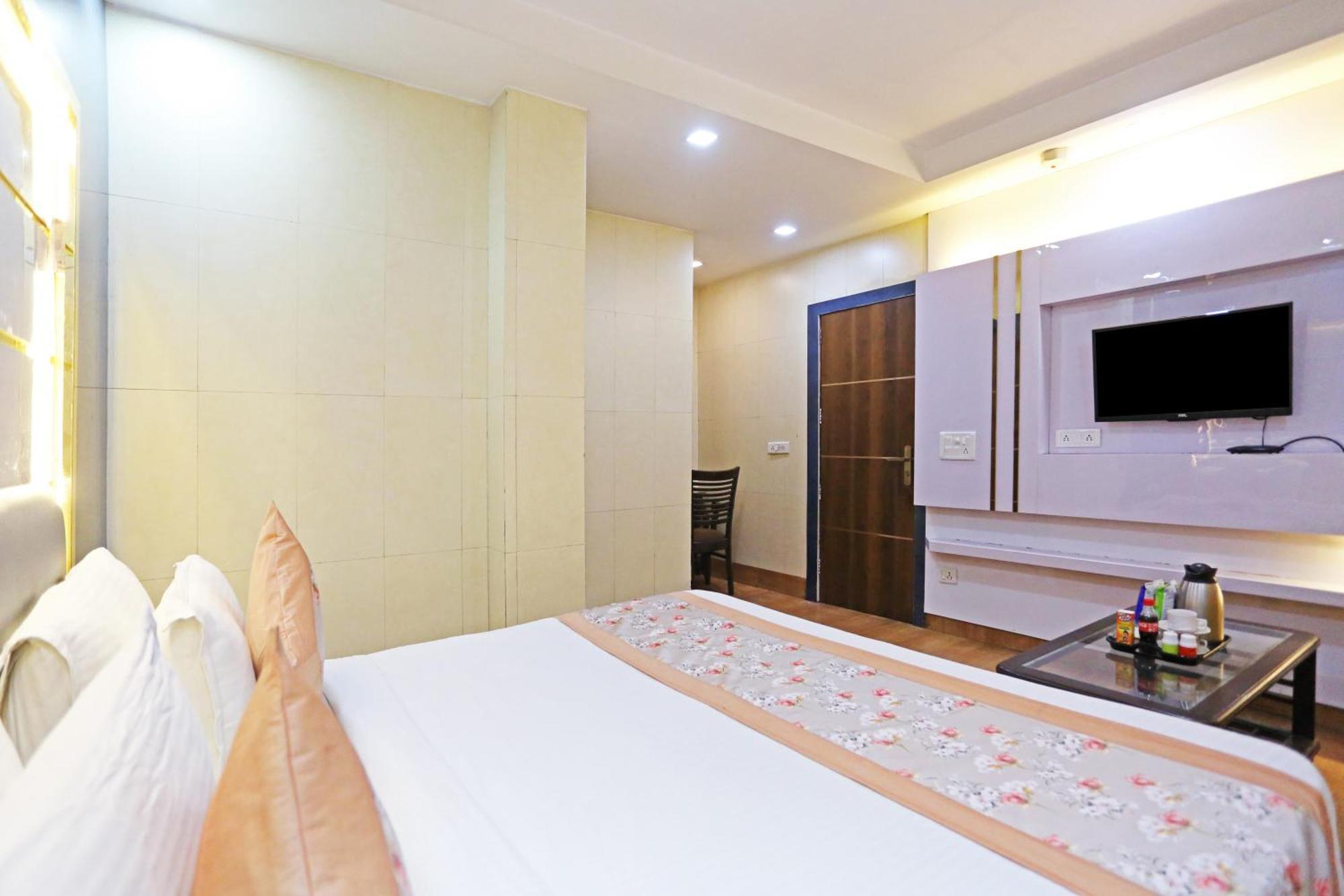 Hotel Preet Palace -5 Mints Walk From Nizamuddin Railway Station Nueva Delhi Exterior foto