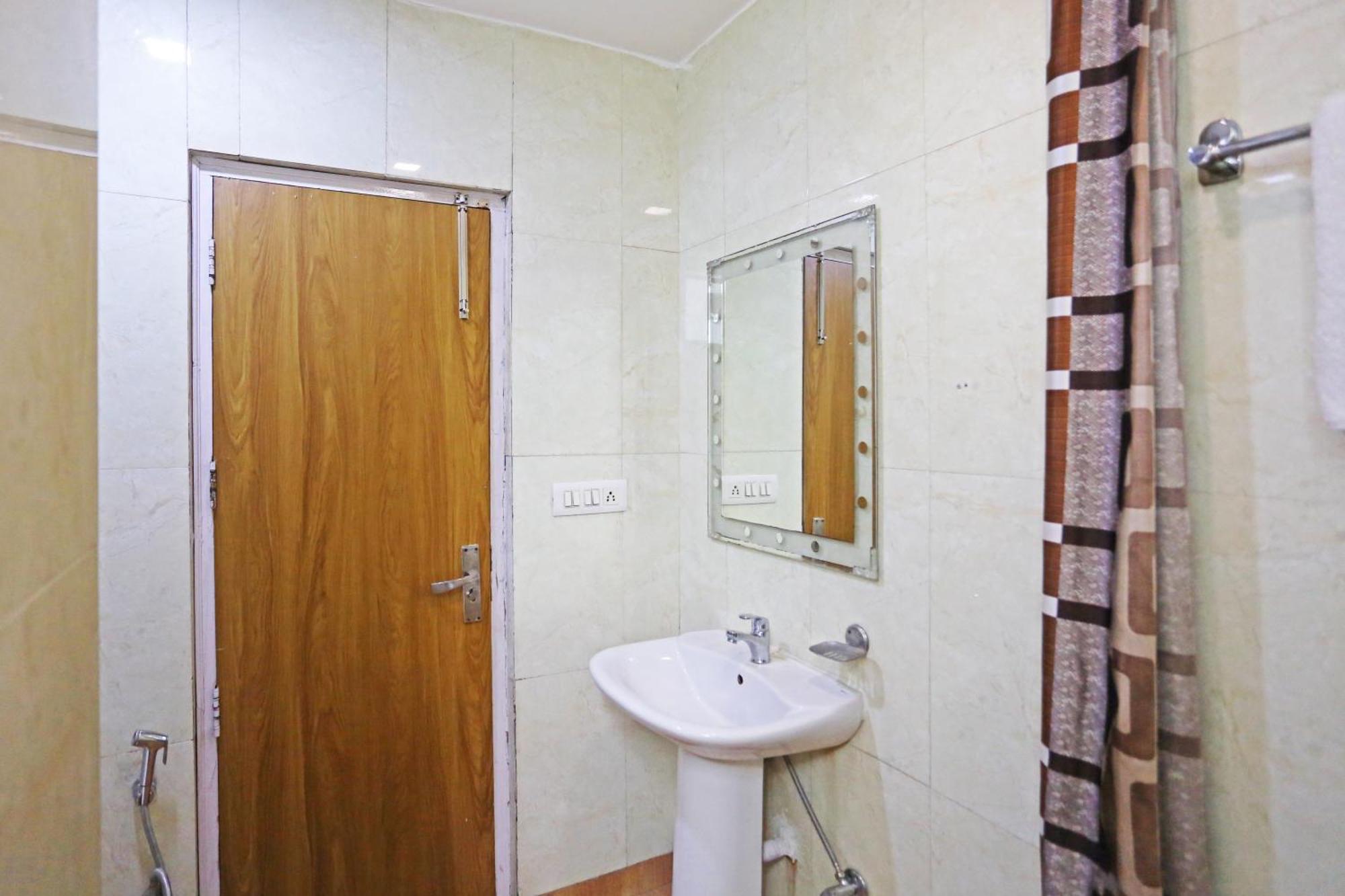 Hotel Preet Palace -5 Mints Walk From Nizamuddin Railway Station Nueva Delhi Exterior foto
